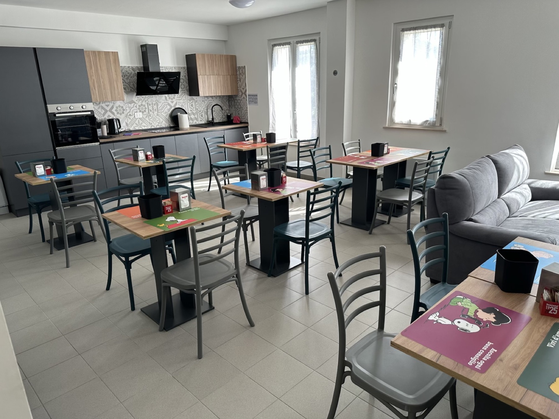 Salone colazioni con tavoli apparecchiati a Colle Muzia