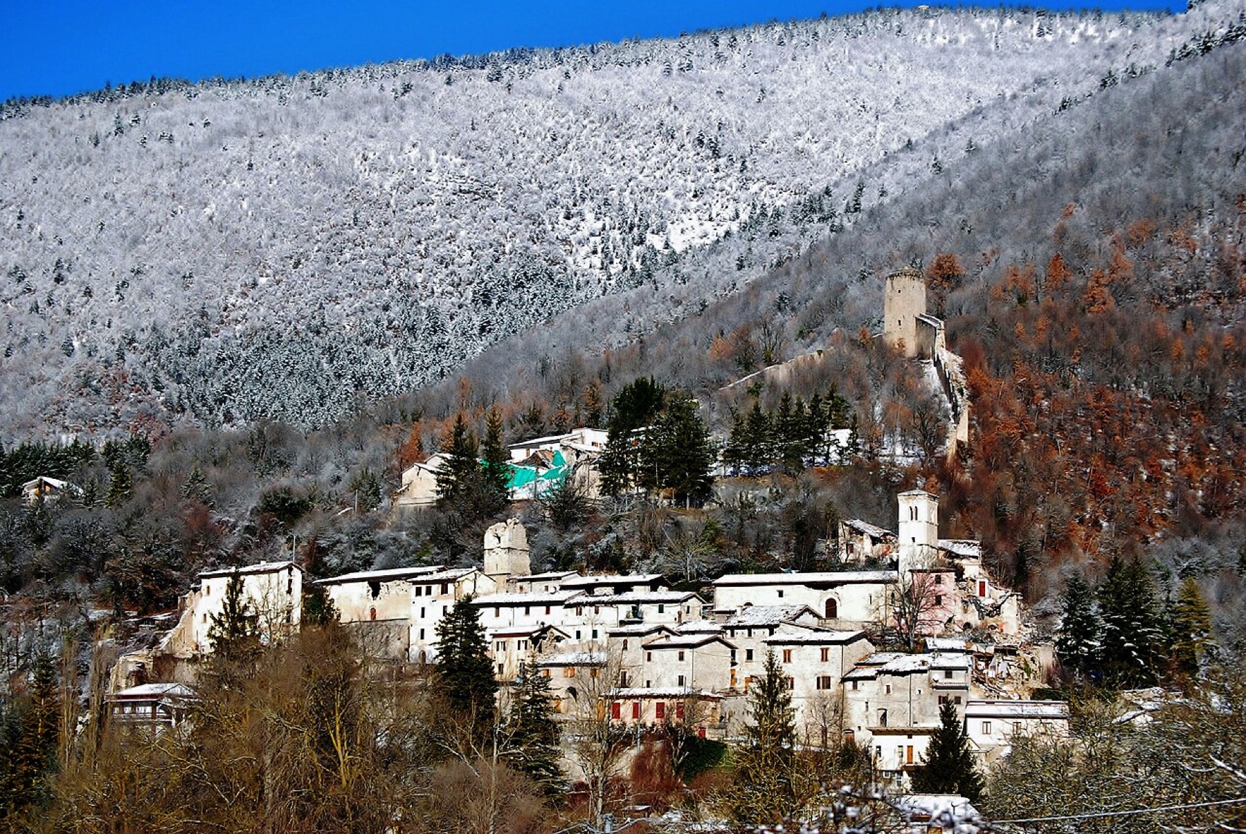 Panorama di un borgo nel territorio dei Sibillini