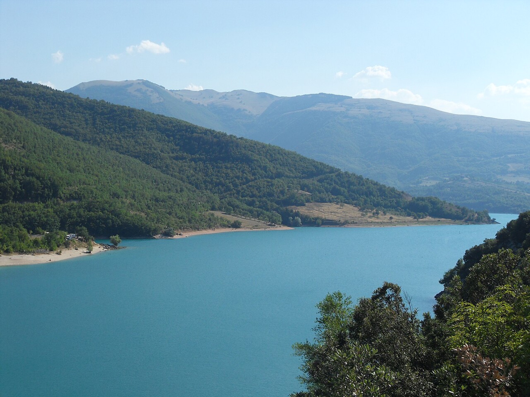 Lago di Fiastra tra acqua e montagne