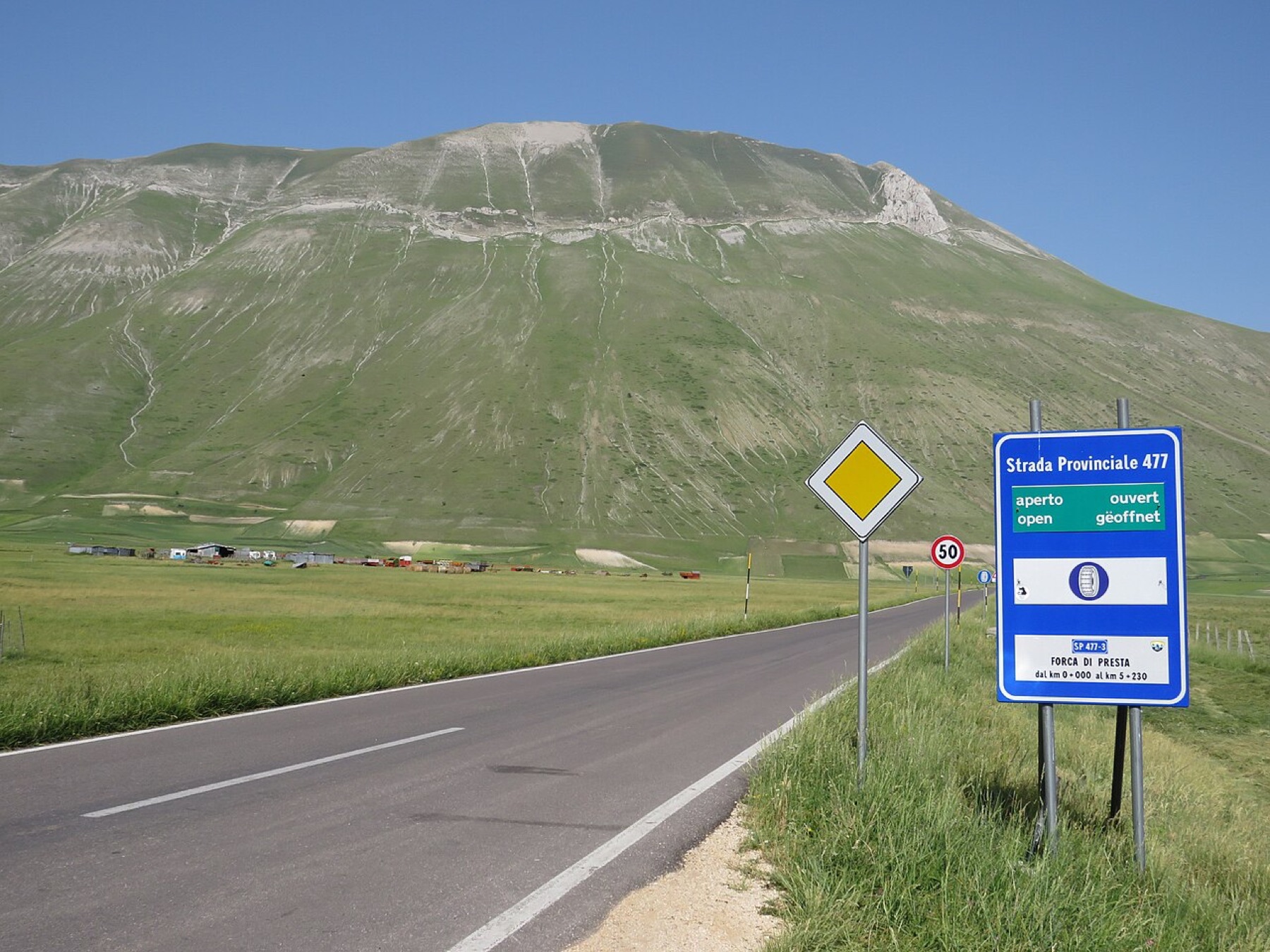 Strada panoramica verso i Monti Sibillini